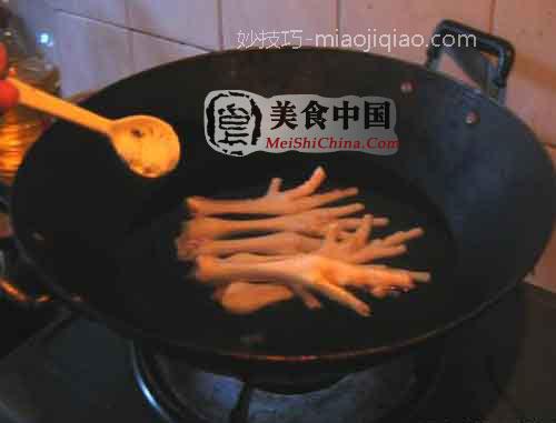 花生莲藕煲鸡脚做法的详细图解 