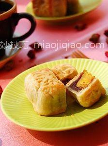 豆沙蛋黄月饼切开的样子[点击放大]