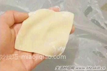 图解元宝大馄饨的包法 