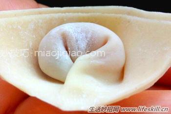 图解元宝大馄饨的包法