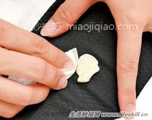 衣服上粘了糖怎么去除?