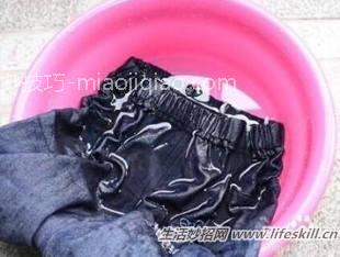 怎样洗牛仔裤不容易掉色?