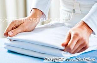 衣服皱巴巴?不用熨斗照样除皱
