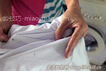 衣服沾上圆珠笔油墨怎么清洗?