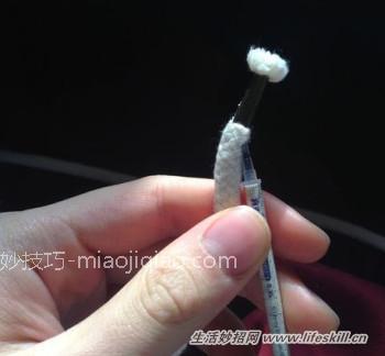 卫衣帽子上的带子扯掉了,怎样穿回去?