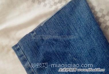 让牛仔裤潮酷有新意!裤管毛边的DIY方法
