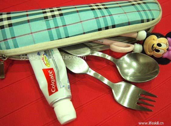 环保餐具简单洗,我用牙膏来搞定!