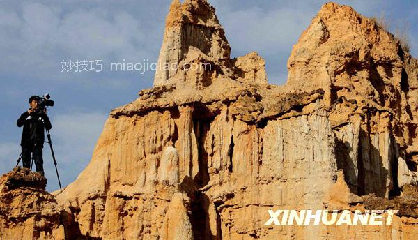 一名摄像师在云南元谋土林拍摄(摄于2月5日)。