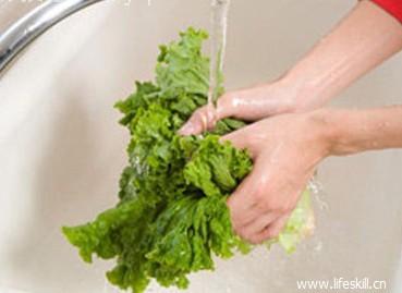 清洗蔬果上的残留农药,用盐还是小苏打粉?