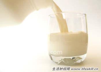 空腹喝热牛奶加蜂蜜能缓解快感冒的征兆吗?