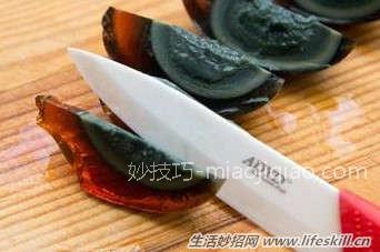 切皮蛋不粘刀的小窍门
