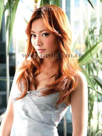 3步打理时尚卷发 变身温柔淑女 