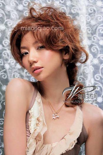 性感制胜 活力感低发髻 