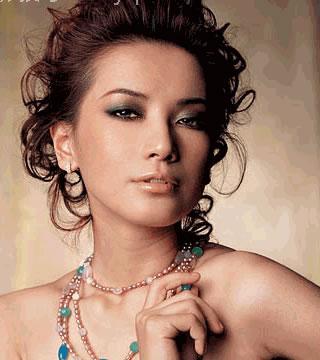 清爽盘发尽显女人味 