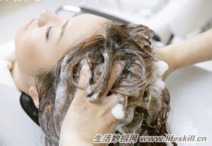 有头皮屑?试试用盐水洗头